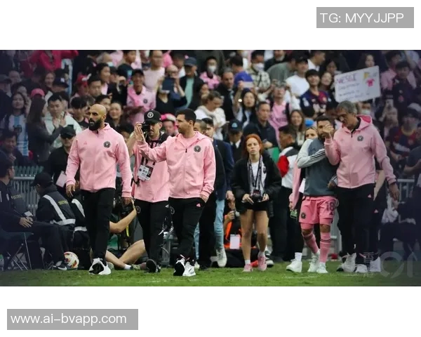 迈阿密球迷与杨瀚森偶遇合影网友呼吁保护他避免网络暴力